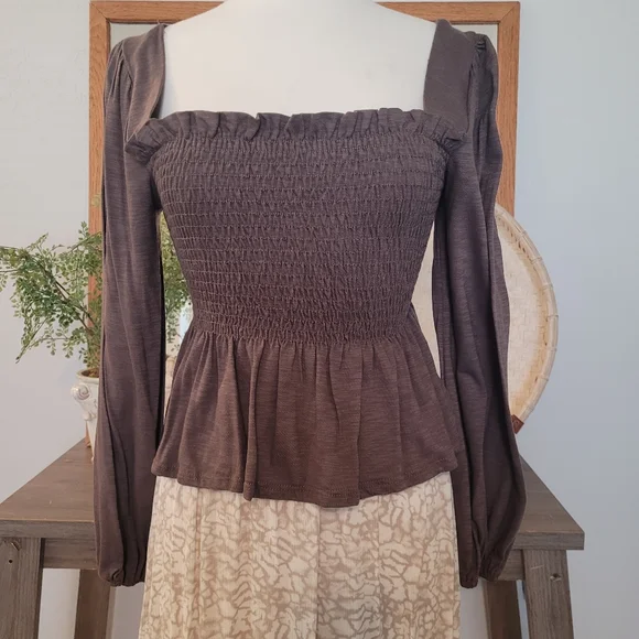 New Final Touch Taupe Peasant Top with ruched bodice - Picture 1 of 4